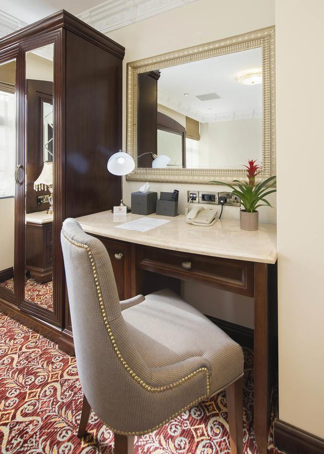 The George Street Hotel Oxford Eksteriør bilde A dressing table