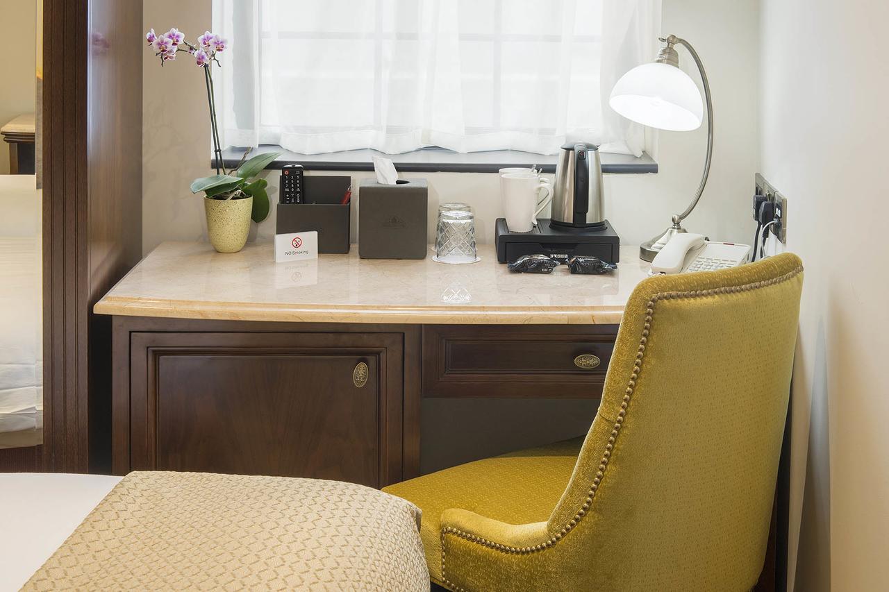 The George Street Hotel Oxford Eksteriør bilde A desk with a built-in lamp