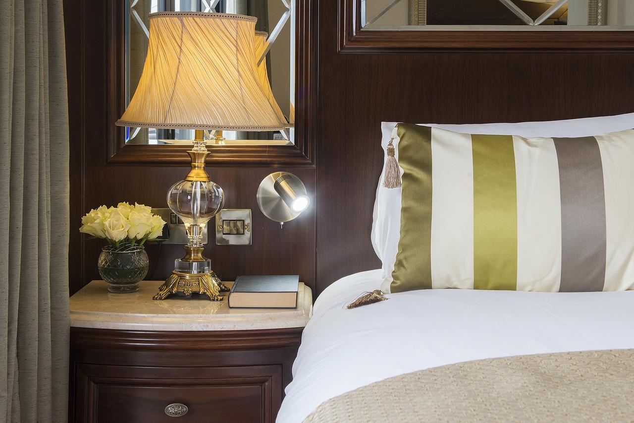 The George Street Hotel Oxford Eksteriør bilde A bedside table